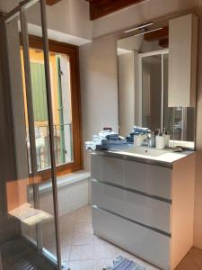 La salle de bains est pourvue d'un lavabo et d'un miroir. dans l'établissement Il Volto, à Valeggio sul Mincio