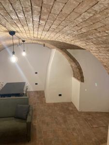 - un salon avec un canapé et un plafond en pierre dans l'établissement Il Volto, à Valeggio sul Mincio