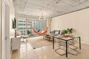 una sala de estar con una hamaca en el centro de la habitación en Urban Retreat - Location Pool Gym & Parking, en Miami