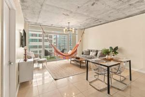 Χώρος καθιστικού στο Urban Retreat - Location Pool Gym & Parking