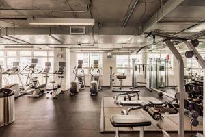 un gimnasio con varias cintas de correr y máquinas cardiovasculares en Urban Retreat - Location Pool Gym & Parking, en Miami