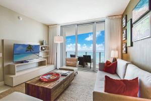 een woonkamer met een bank en een tv bij Luxe Stay at Hyde Resort -Oceanfront & Amenities in Hollywood