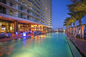 een zwembad met palmbomen en een hotel bij Luxe Stay at Hyde Resort -Oceanfront & Amenities in Hollywood
