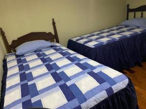 two beds sitting next to each other in a room at Posada Rosa Balvina in La Tenería