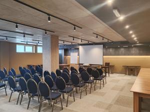 una sala de conferencias con sillas y una pantalla blanca en Hotel Element en Novi Sad