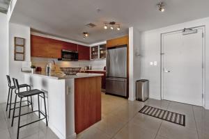 een keuken met een roestvrijstalen koelkast en een aanrecht bij City Condo in Midtown Wynwood with pool and parking in Miami