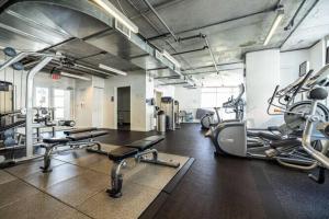 een fitnessruimte met diverse loopbanden en cardio-apparatuur bij City Condo in Midtown Wynwood with pool and parking in Miami