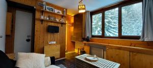 a living room with a couch and a window at Résidence Nova - Studio 2 personnes, proche des pistes et des commerces, au cœur de la station d’Arc 1800 dans le village des Villards MAE-2572 in Arc 1800