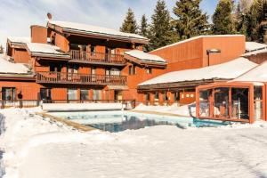 un complejo con piscina en la nieve en Résidence Plagne Lauze - maeva Home - Appartement 3 Pièces 7 Personnes - Pr 44 en Mâcot La Plagne