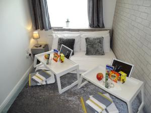 Ramskir Apartment في دونكاستير: غرفة صغيرة مع طاولتين عليها طعام