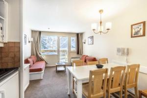 un salon et une salle à manger avec une table et des chaises dans l'établissement Résidence Quartier Falaise - maeva Home - Appartement 2 Pièces 6 Personnes - Sélection MAE-0524, à Avoriaz