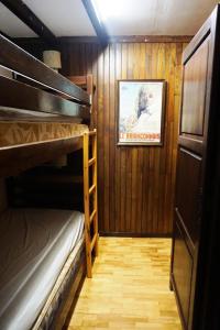 オルシエールにあるRésidence Bellevue F - 3 Pièces 8 personnes MAE-2822の二段ベッドが2つあり、壁にポスターが貼ってある部屋