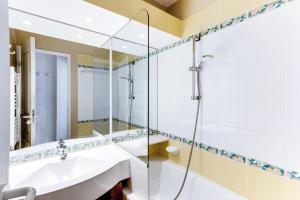 a bathroom with a glass shower and a sink at Résidence Quartier Falaise - maeva Home - Appartement 2 Pièces 7 Personnes - Sélection MAE-0584 in Avoriaz +15 photos
