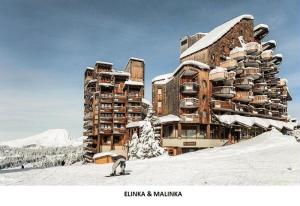 a person riding a snowboard in front of a building at Résidence Quartier Falaise - maeva Home - Studio 4 personnes - Sélection MAE-0474 in Avoriaz +7 photos