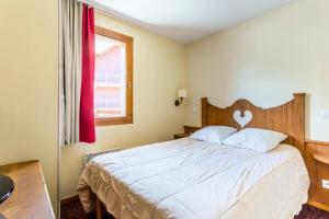 a bedroom with a large white bed with a wooden headboard at Résidence L'Alpaga - maeva Home - Appartement 2 Pièces 7 Personnes - Budge 524 in La Salle-les-Alpes