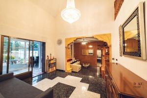 - un salon avec un canapé et un miroir dans l'établissement Villa Nuevo Baztan, à Nuevo Baztán