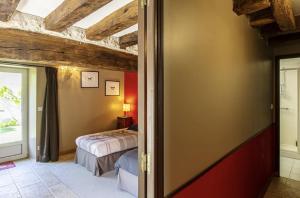 1 dormitorio con 1 cama y ventana en una habitación en Lodge de Loire - rive droite - proche Chambord, en Séris