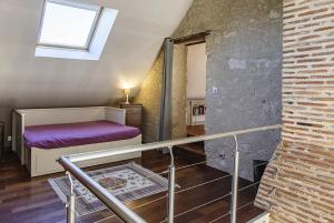 Habitación con cama y pared de ladrillo en Lodge de Loire - rive droite - proche Chambord, en Séris