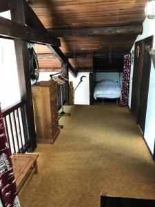 1 dormitorio con 1 cama en una habitación con techos de madera en Résidence Chal. Les Chandelles - Chalets pour 11 Personnes 521, en Les Orres