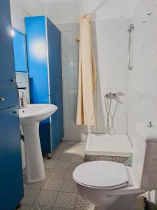 een badkamer met een wit toilet en een wastafel bij Pepi's Cozy Apartment in Alexandroupoli