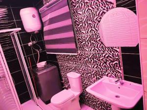 Koupelna v ubytování شقـة فندقيـة بحديقـة خـاصة - كـمبوند روضـة زايـد + 33 fotografií