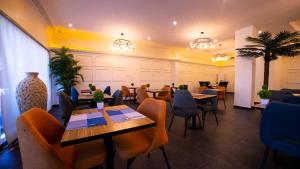 un restaurante con mesas y sillas en una habitación en Blue Apple Hotel, en Lekki