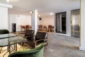ein Zimmer mit Stühlen, einem Tisch und einem Esszimmer in der Unterkunft Lago Hotel in Tiberias