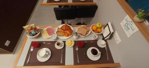Botanique في نابولي: نموذج لطاولة مع طعام الإفطار والقهوة