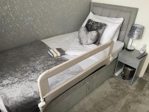 Una cama pequeña con una almohada para el corazón. en Ramskir Apartment, en Doncaster