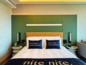 Una cama o camas en una habitación de Mustel Hotel Knowledge City Guangzhou