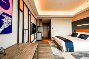 Una cama o camas en una habitación de Mustel Hotel Knowledge City Guangzhou