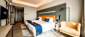 Una cama o camas en una habitación de Mustel Hotel Knowledge City Guangzhou