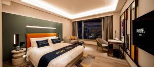 Una cama o camas en una habitación de Mustel Hotel Knowledge City Guangzhou