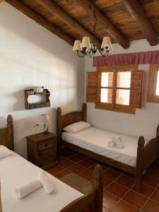 um quarto com 2 camas e uma janela em Villa Calabasas em Almuñécar