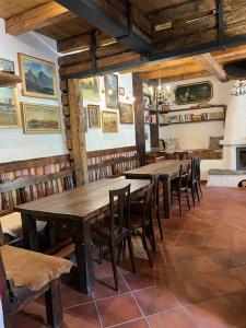 una sala da pranzo con tavoli e sedie in legno di folk cottage Vysna Boca a Vyšná Boca