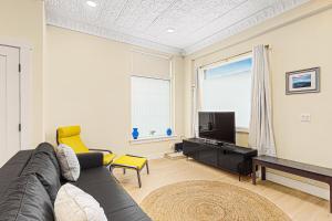 uma sala de estar com um sofá e uma televisão em Black Pearl em Rutland