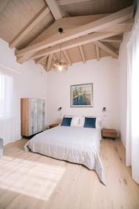 ein Schlafzimmer mit einem großen Bett und Holzboden in der Unterkunft Locanda Golf Musella in San Martino Buon Albergo