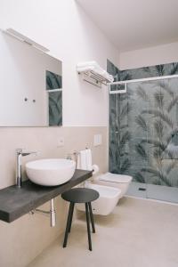 ein Bad mit einem Waschbecken, einem WC und einer Dusche in der Unterkunft Locanda Golf Musella in San Martino Buon Albergo