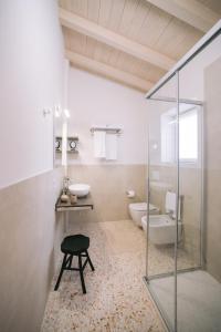 a bathroom with a glass shower and a toilet at Locanda Golf Musella in San Martino Buon Albergo