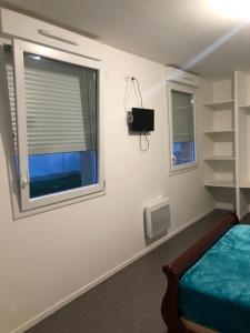 um quarto com uma cama e uma janela em Aladin resort em Bouconvillers