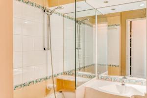 a bathroom with a glass shower and a sink at Résidence Quartier Falaise - maeva Home - Appartement 2 Pièces 5 Personnes - Sélection MAE-6534 in Avoriaz