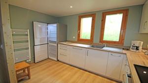 O bucătărie sau chicinetă la Résidence Parc Aux Etoiles - CH37PAE - CHALET TRIPLEX T4 - BALCON - 8 pers MAE-2154 +9 fotografii