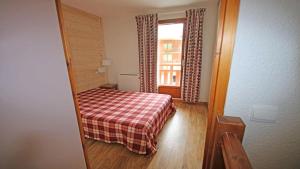 Un pat sau paturi într-o cameră la Résidence Parc Aux Etoiles - CH37PAE - CHALET TRIPLEX T4 - BALCON - 8 pers MAE-2154