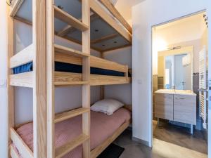 a bunk bed in a small room with a mirror at Résidence LODGES 1970 - Appartement LODGES A405 pour 6 Personnes 45 in La Plagne