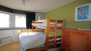 Un dormitorio con dos literas y un escritorio. en Résidence Portillo - POR206 - APPT T2 - 5 PERSONNES - VUE PISTES - CENTRE STATION MAE-2294, en Les Prés
