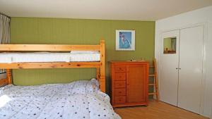 1 dormitorio con litera y vestidor en Résidence Portillo - POR206 - APPT T2 - 5 PERSONNES - VUE PISTES - CENTRE STATION MAE-2294, en Les Prés 3 fotos más
