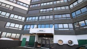 Un gran edificio con un cartel en el frente. en Résidence Portillo - POR206 - APPT T2 - 5 PERSONNES - VUE PISTES - CENTRE STATION MAE-2294, en Les Prés