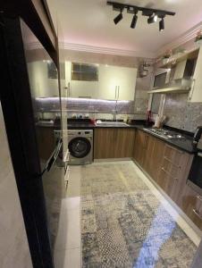 Luxurious apartment in cairo في القاهرة: مطبخ فيه غسالة ومجفف