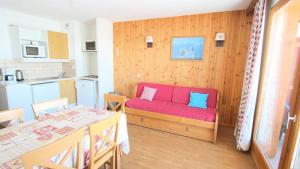 un salon avec un canapé et une table et une cuisine dans l'établissement Résidence Parc Aux Etoiles - C311PAE - APPARTEMENT 1 CHAMBRE ET 1 CABINE, BALCON MAE-2414, à Narreyroux