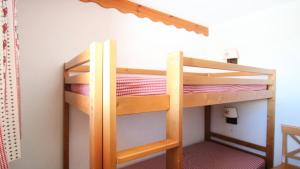 Ce lit superposé se trouve dans un dortoir doté de lits superposés. dans l'établissement Résidence Parc Aux Etoiles - C311PAE - APPARTEMENT 1 CHAMBRE ET 1 CABINE, BALCON MAE-2414, à Narreyroux 4 autres photos